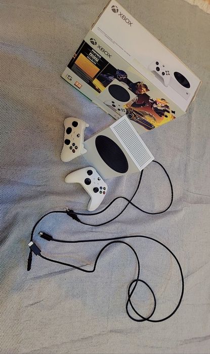 Vând x box series S limited edition DOAR CU O MANETA !!!!!