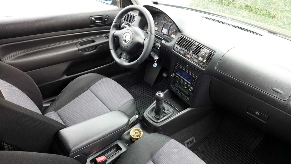 VW Golf 4 TDI (2002) • Unic prop RO • Inundat parcare Bucuresti • Vopsea originala, tinut in garaj • Piese de top incluse