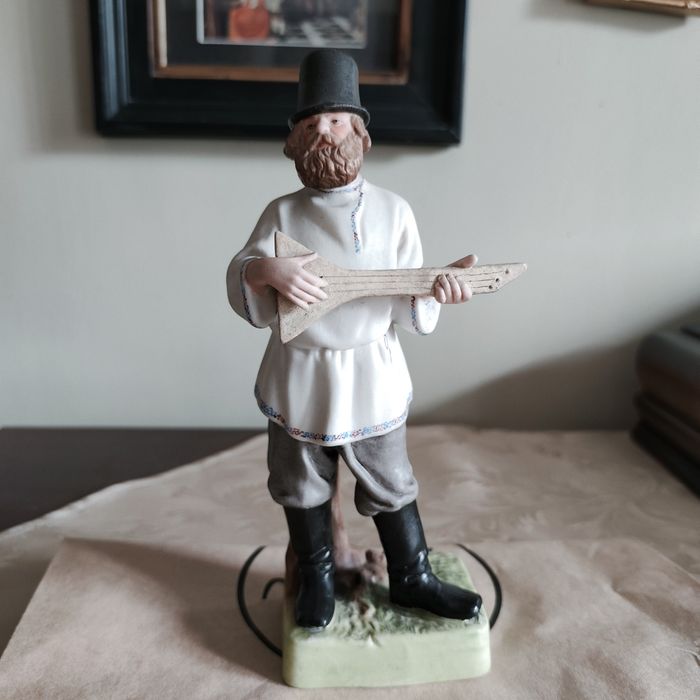 Статуэтка "Балалаечник" Фабрика Гарднер.