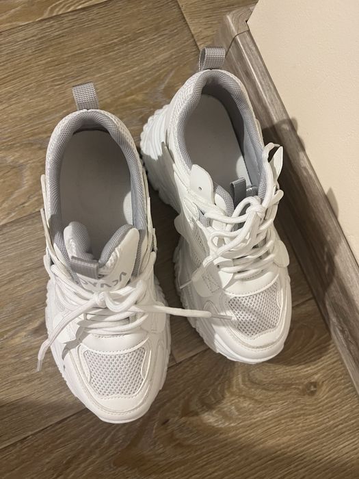 Бели маратонки на платформа