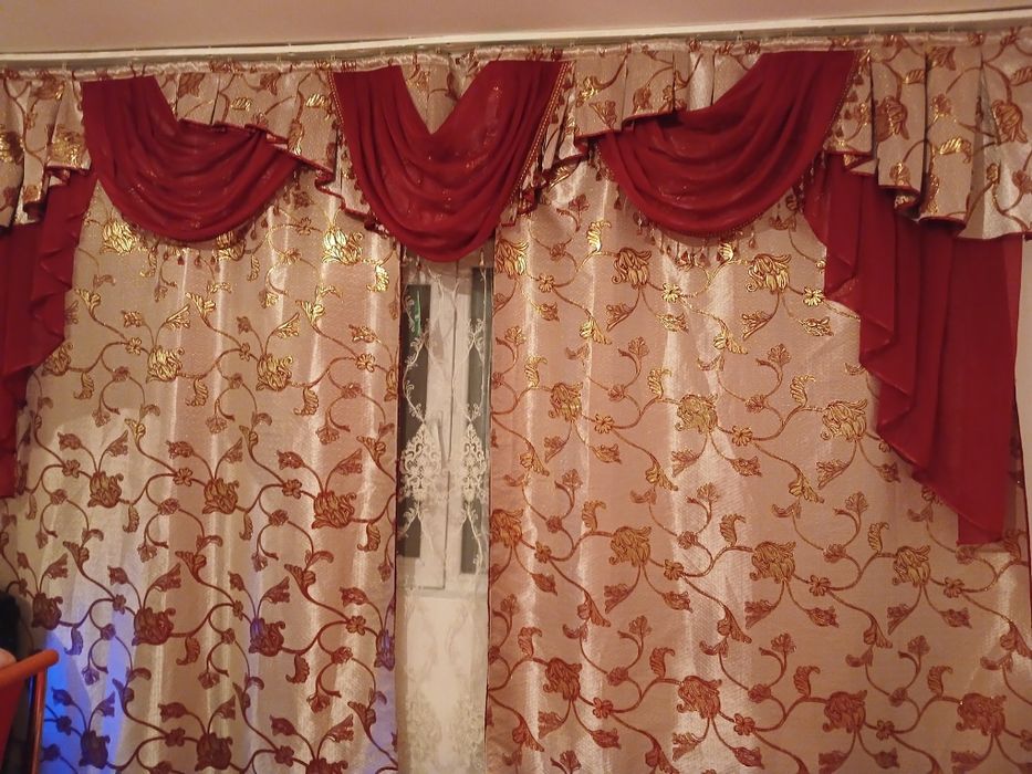 vand draperie  model floral cu auriu draperie rosie cu volane