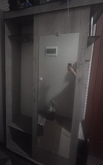 шкаф в прихожей в хорошом состоянии.