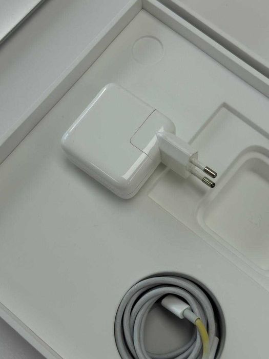 Продаю MacBook Air M1 - серебристый
