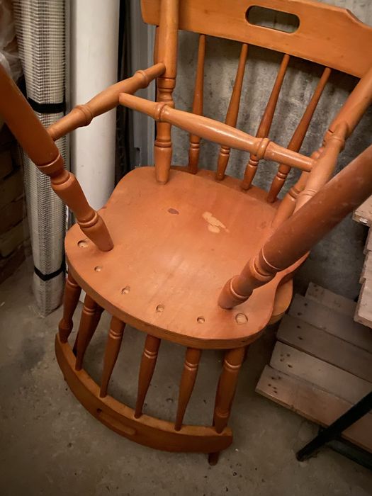 Маса  с  4 стола ( дървени)