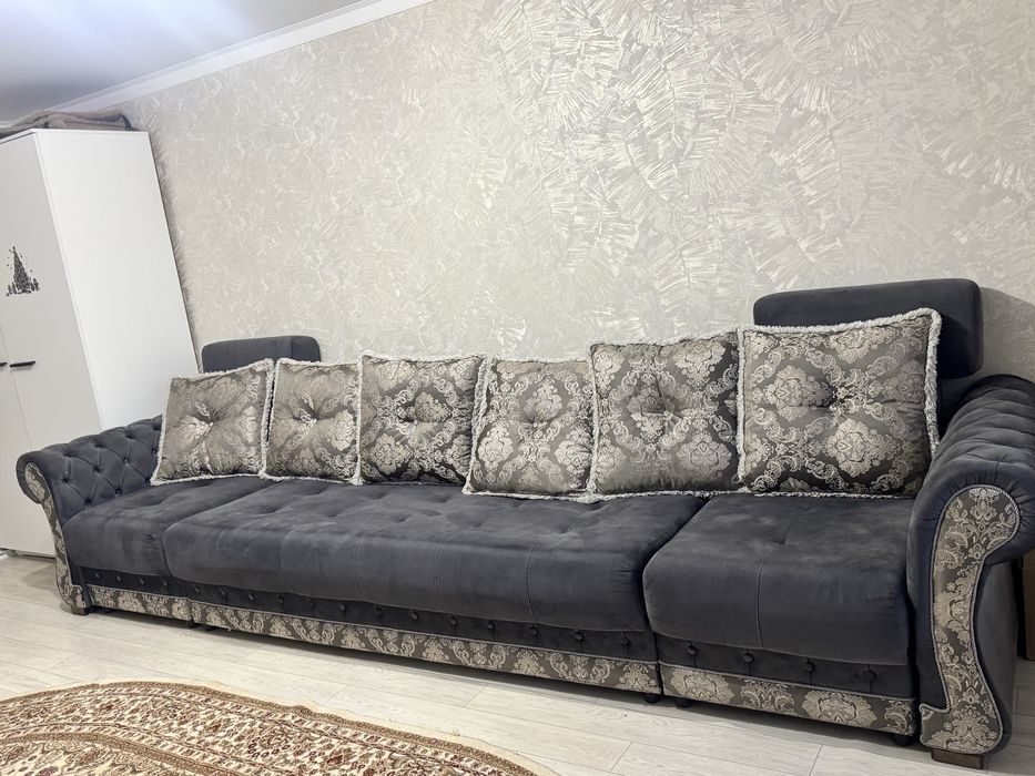 Диван большой , красивый