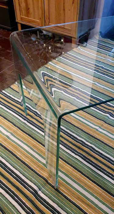 Дизайнерска холна маса от огънато стъкло с изрязани крака