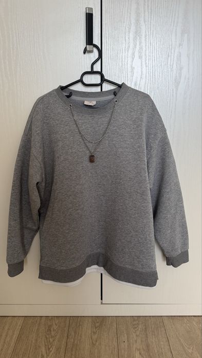 серый свитшот свободного кроя