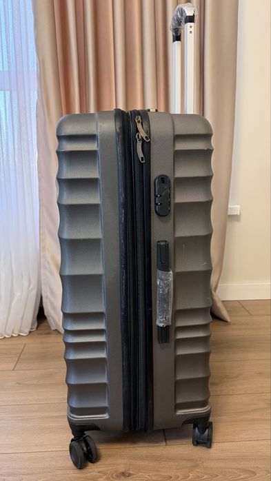 Продам дорожный чемодан