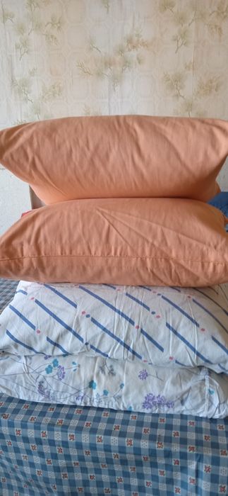 Подушки перовые, ковёр большойзанавески новые,бабина пряжи полушерстян