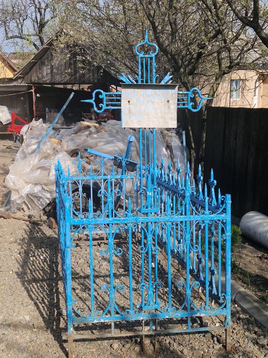 Vând gărduț mormânt