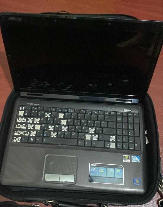 Ноутбук ASUS K50IN вместе с сумкой LogiCom