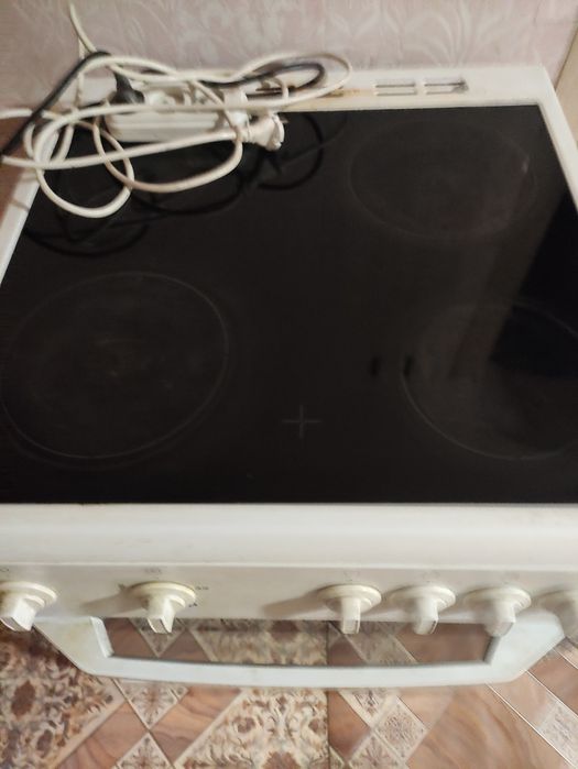 Продам электроплиту 40000.