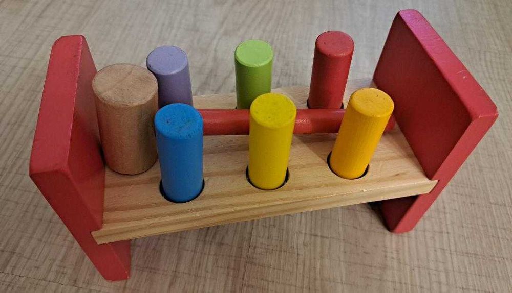 Joc cu ciocan si cuie din lemn