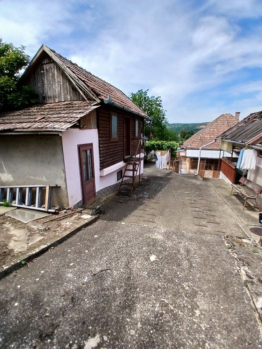Casă de vânzare cu teren aferent