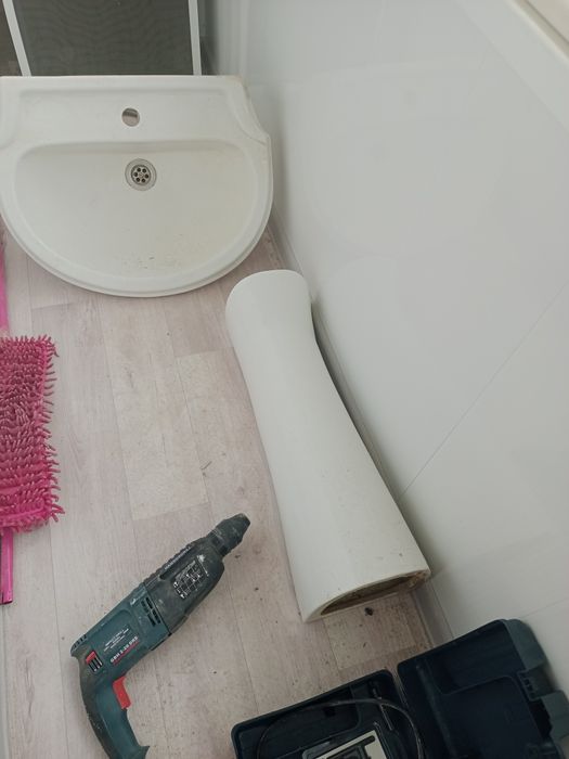 Раковина с пьедесталом.