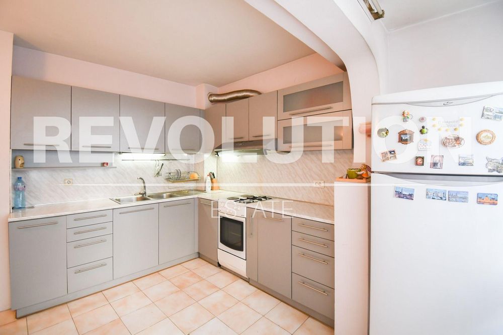 Тристаен апартамент в ж.к. Света Троица.