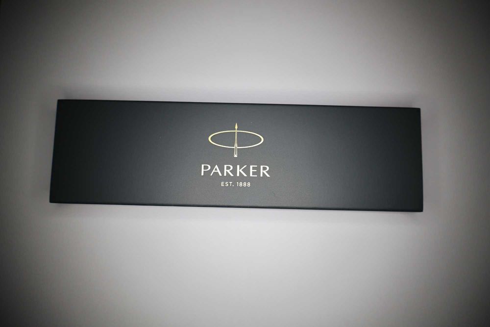 Химикалка с кутия Parker Jotter Stainless Steel - Сребриста със златисти елементи