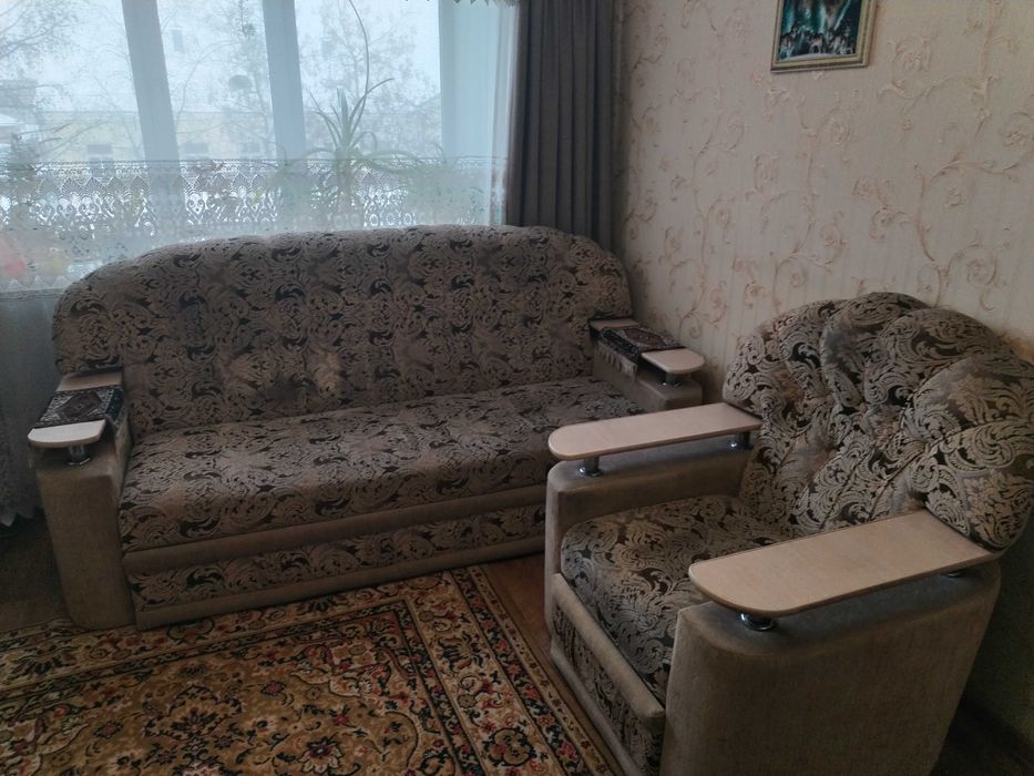 Диван и одно кресло