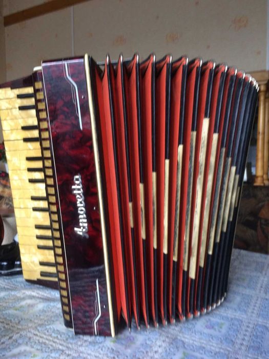 Акордеон Amoretta, 80 баса, антика, запазен