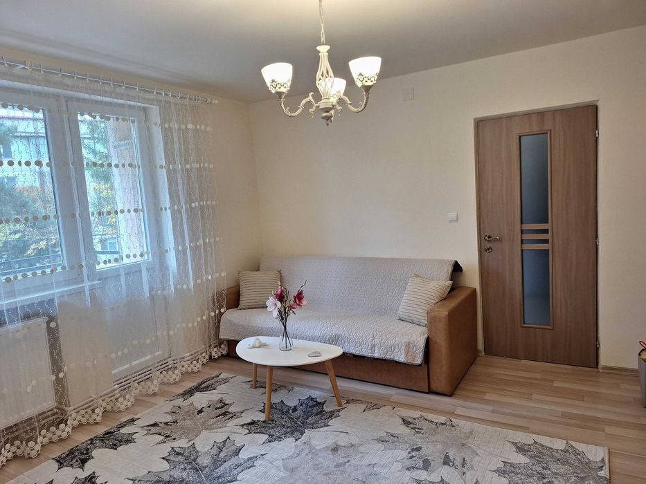 Ofer spre închiriere apartament cu două camere situat în Petroșani
