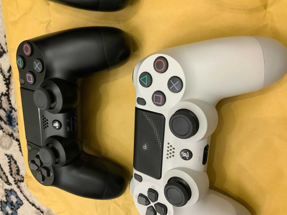 Playstation PS4 Pro В отличном состоянии + 3 контроллер + 4 игр