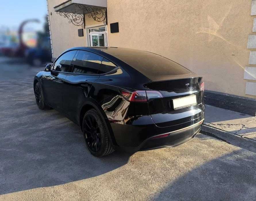 Tesla Model Y  - Long Range Dual Motor