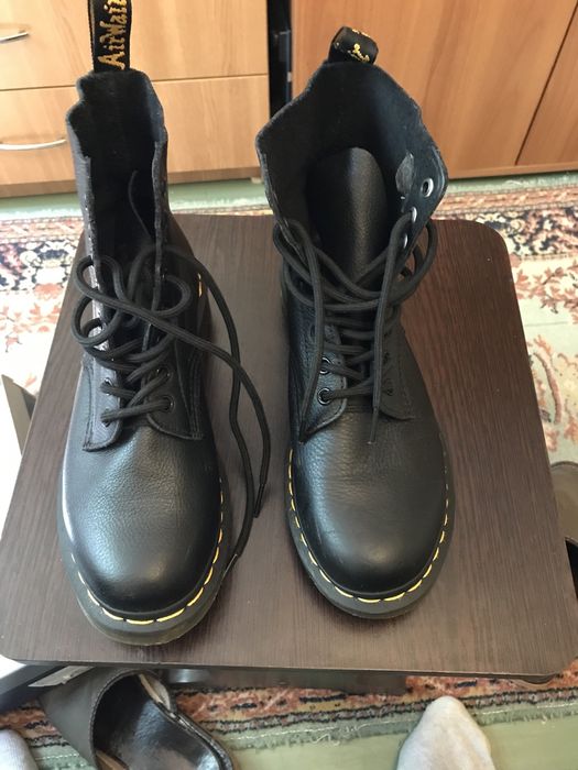 Bocanci noi antialunecare nr40ue de la Dr.Martens