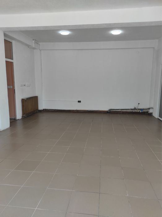 Închiriez spațiu comercial la intrarea în Piața Centrală