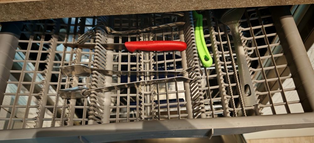 Продавам вградена съдомиялна машина SIMENS (Германия) с ширина 60 см.