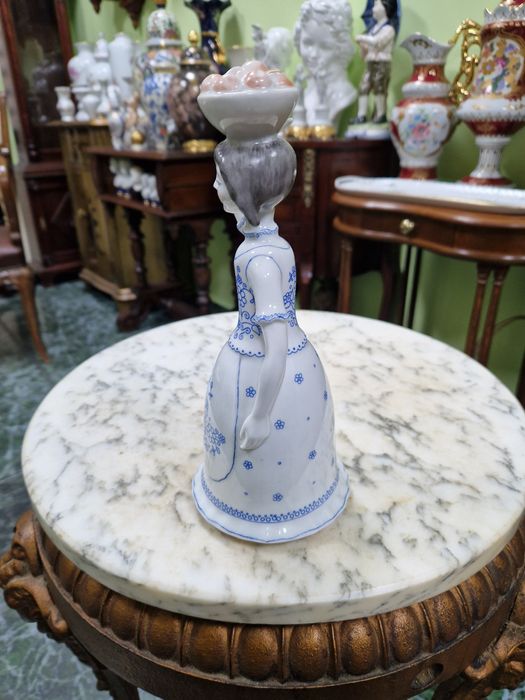 Прекрасна антикварна  унгарска порцеланова фигура Hollohaza