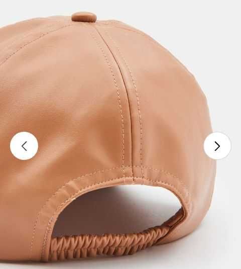 Бейзболна шапка от изкуствена кожа