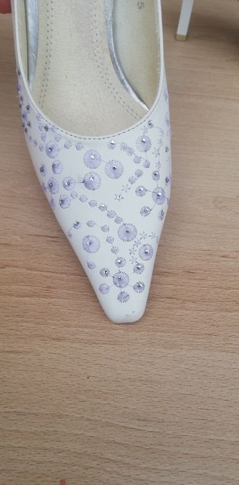 Продам белые туфли