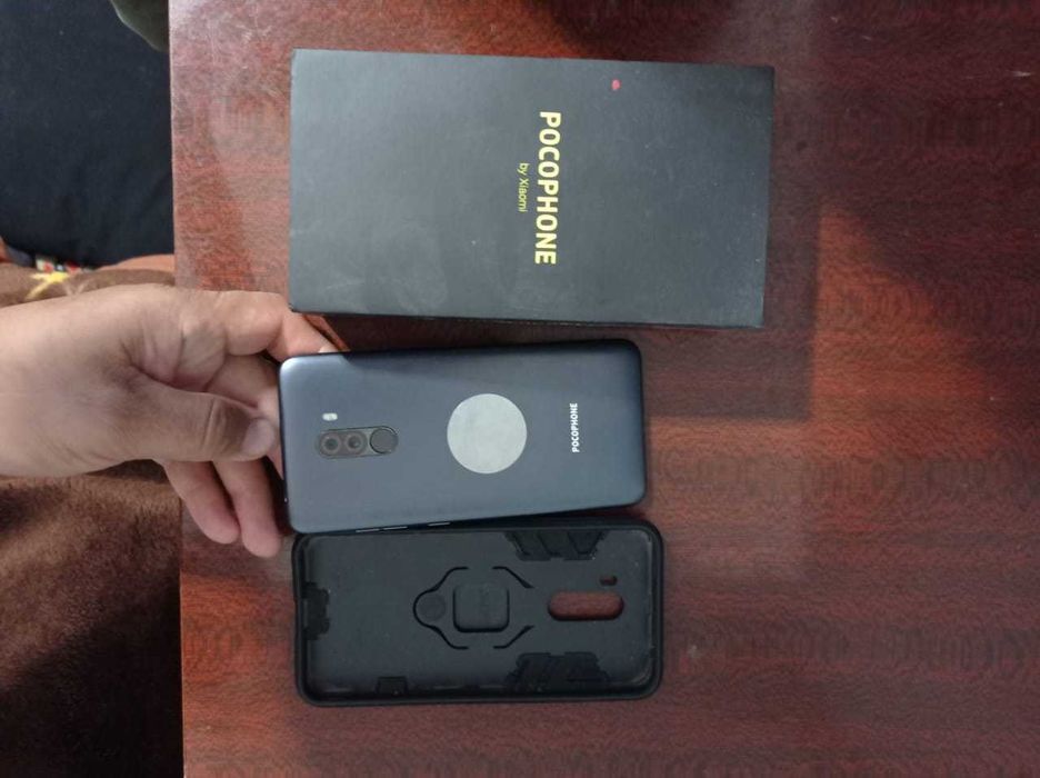смартфон PocoPhone F1
