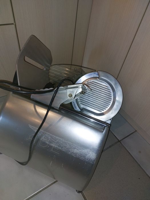 Немска колбасорезачка АDE/ 25 см нож
Работи перфектно, супер запазено