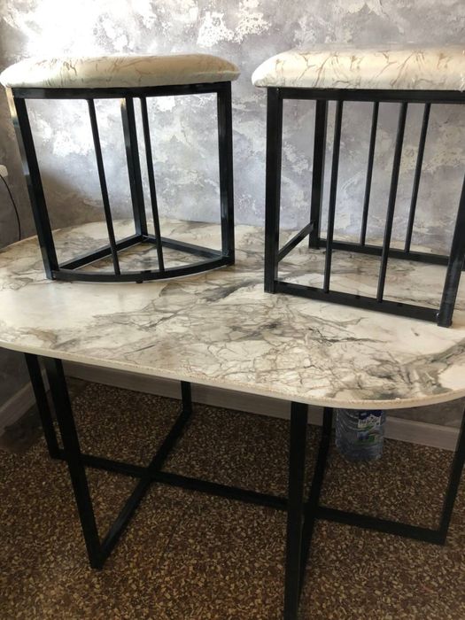 Продается кухонный стол и 6 стульев