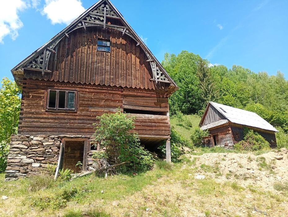 Vand teren plus anexe acasa si grajd
