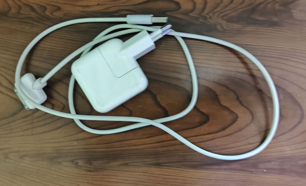 Продается iPhone 4s оригинал + аксессуары + книга в подарок