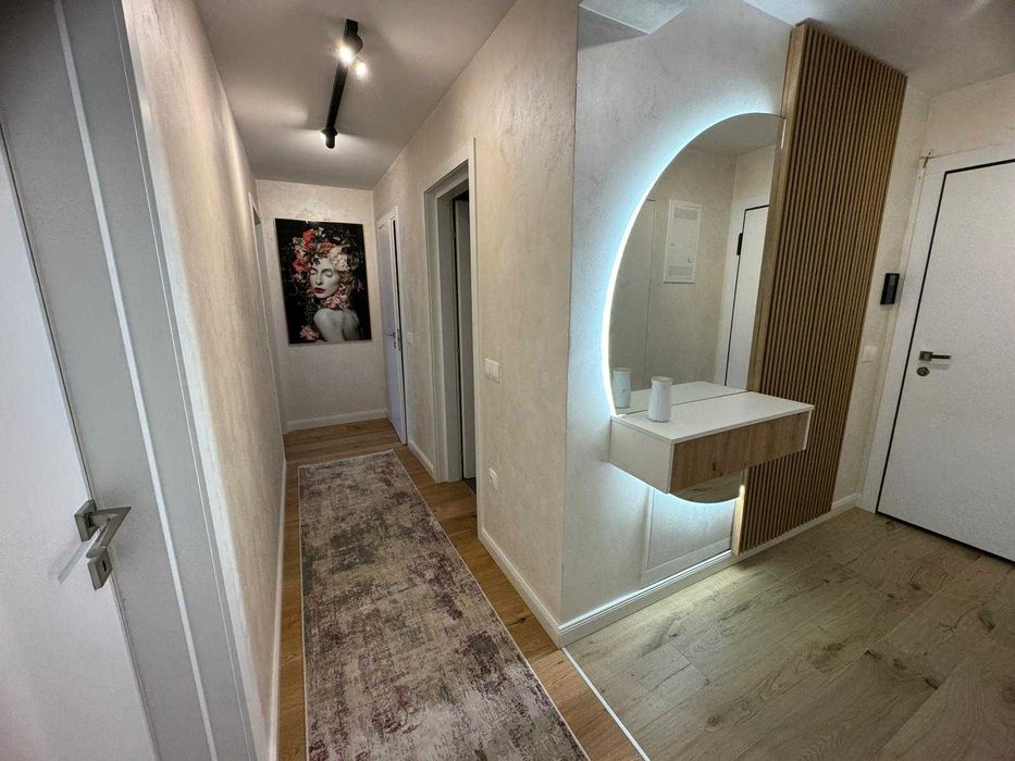 Apartament premium 3 camere, situat la doar 5 minute de mers pe jos de Coresi Shopping Resort.