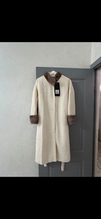 Пальто осень-зима, новая купили жа 250тыс, за 120тыс отдам