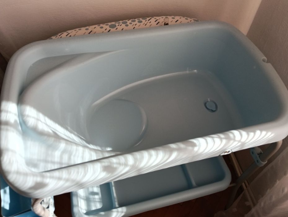 Masă de schimbat și făcut duș pentru bebe