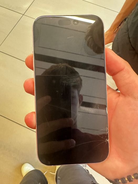 vând Iphone 15 roz
