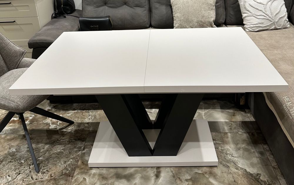 Маса подходяща за трапезна и за холна.