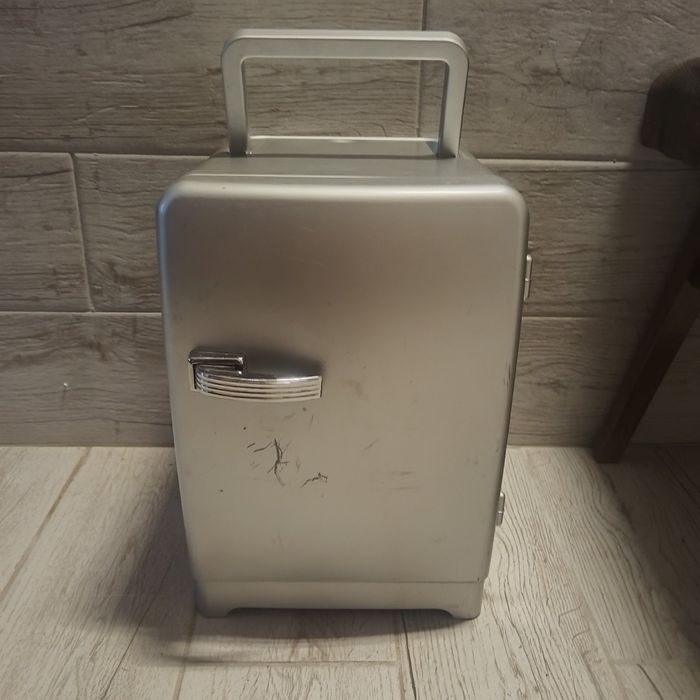 Мини хладилник на 12 и 220 волта