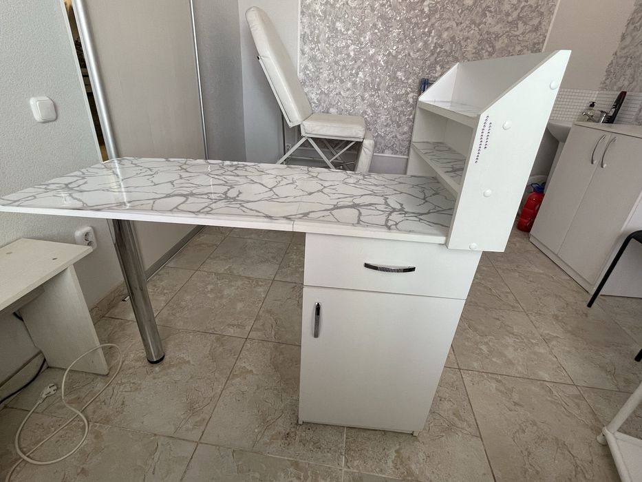 Продам маникюрный стол