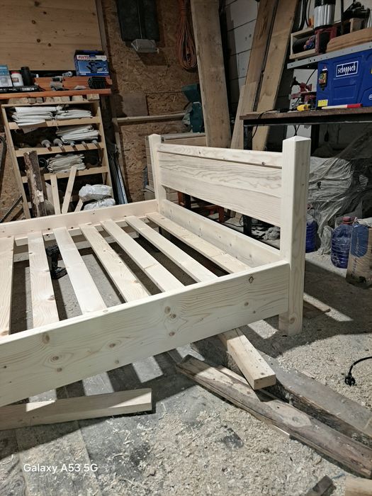 Pat din lemn masiv