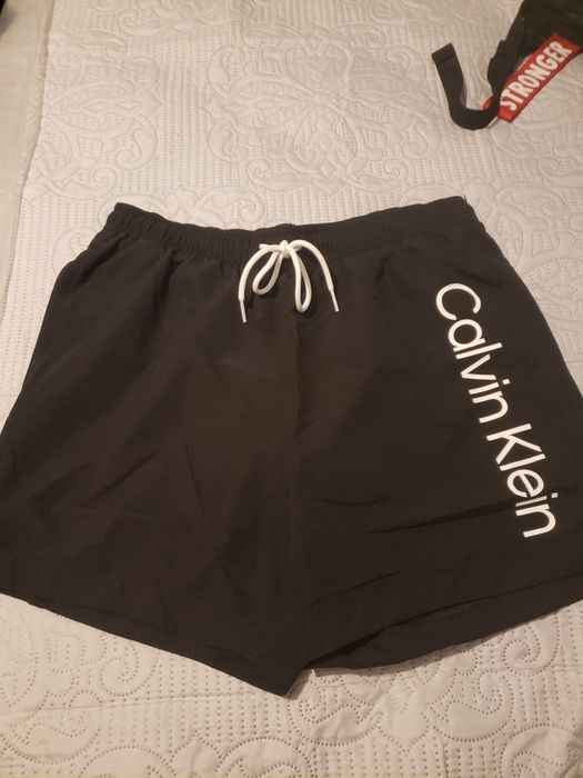Vând pantaloni scurți calvin Klein