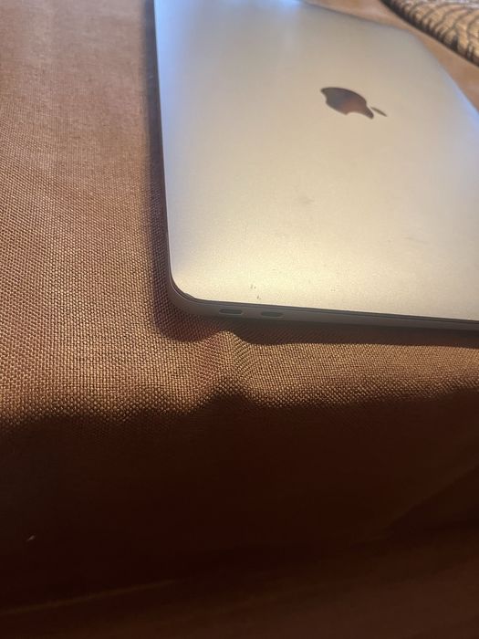 Macbook air 13’ 2020 intel работещ, за сервиз / as-is