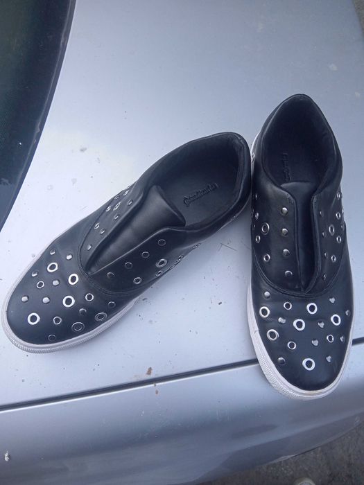 Обувки кожени с капси