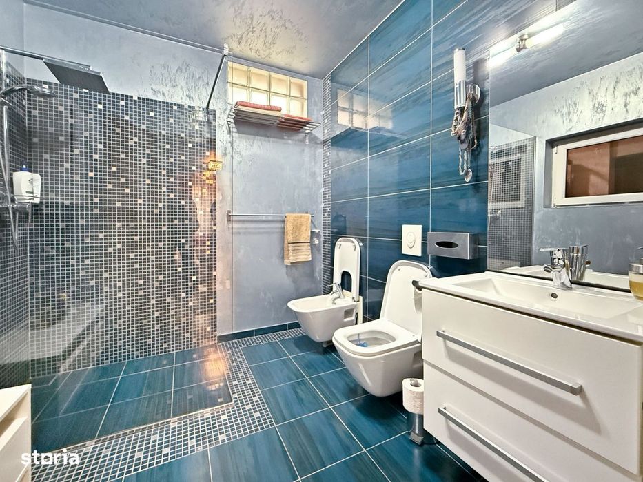 Două case separate , utilizare mixtă– rezidențial & comercial.