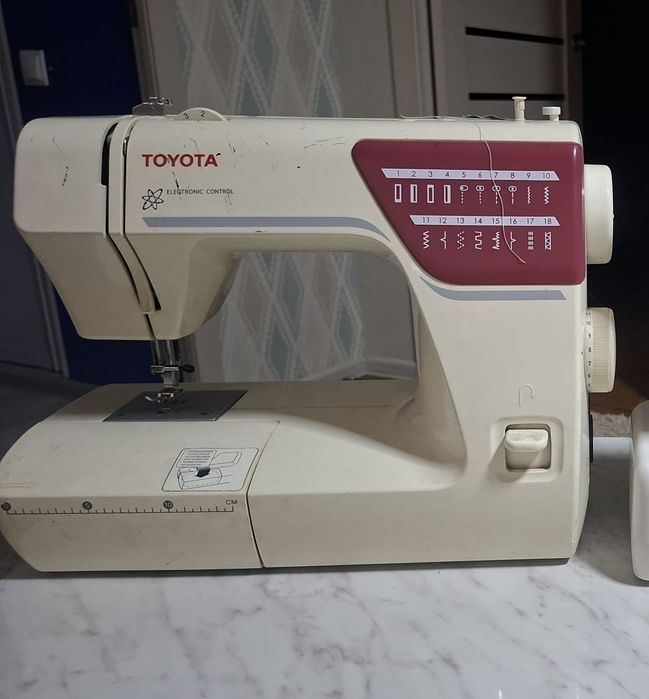 Электрическая швейная машинка